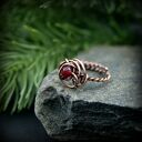 Rubinowy pierścionek z miedzi - regulowany i pełen charakteru (wire wrapping)