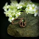 Szmaragdowy pierścionek regulowany z oksydowanej miedzi - rękodzieło wire wrapping