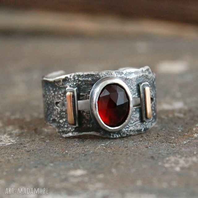 granat srebro złoto pierścionek