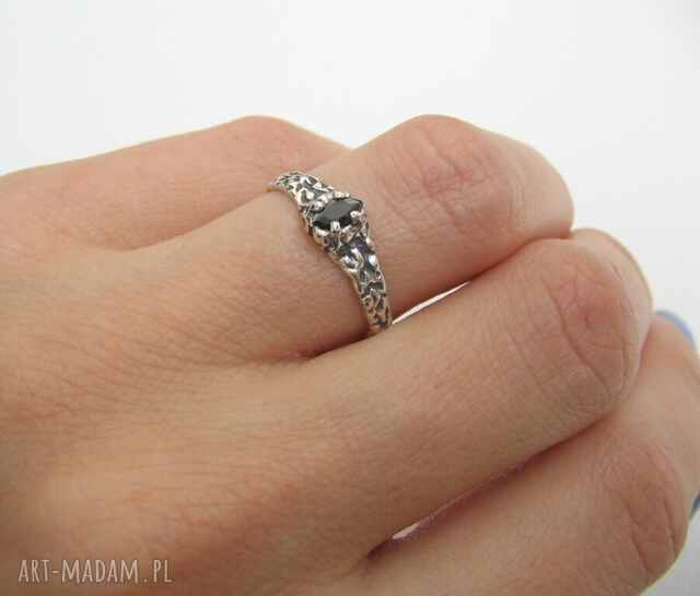 Pierścionek z Czarną Cyrkonią "Krokodylek"