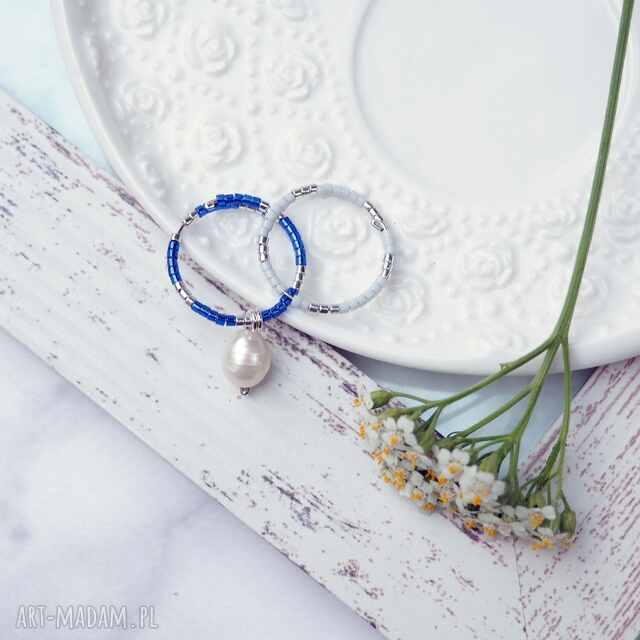 Delikatne pierścionki z perłą naturalną