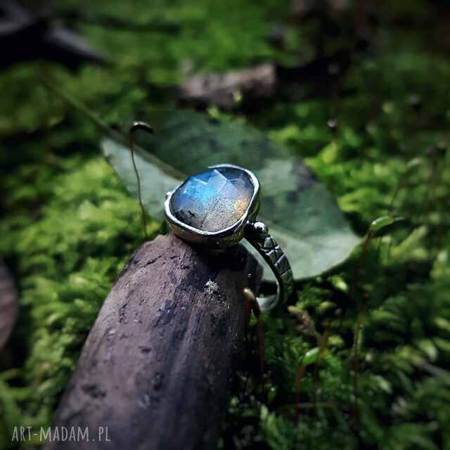 Pierścionek z niebieskim ogniem