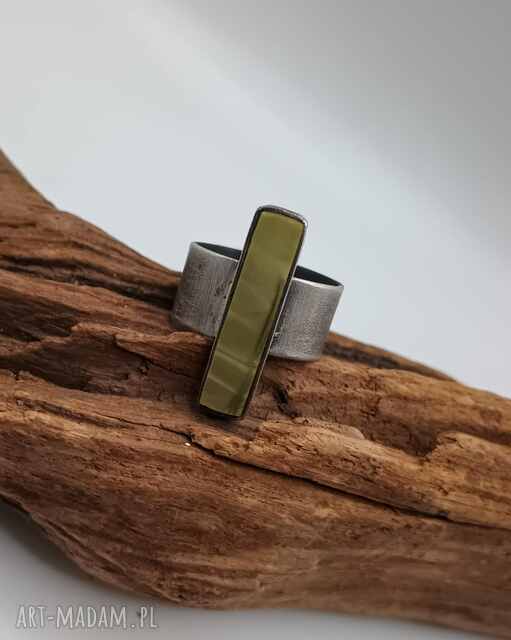 Pierścionek z mlecznym bursztynem