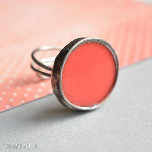 Red statement - pierścionek z czerwonym szkłem, geometryczny