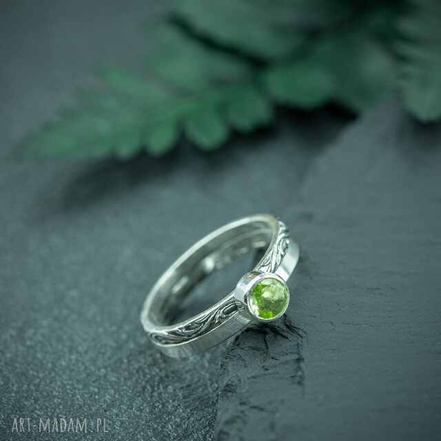 SREBRNY PIERŚCIONEK Z OLIWINEM I PODWÓJNĄ OBRĄCZKĄ, pierścionek z zielonym oczkiem