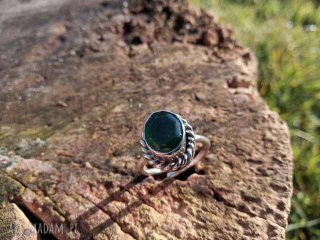Srebrny pierścionek z zielonym chalcedonem