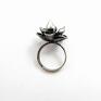 pierścionek srebrny z kwiatem szarej magnolii biżuteria