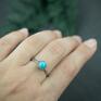 turkusowe uroczy pierścionek z mocno wybarwionym turkusem to propozycja obok minimalistyczny