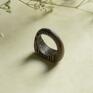 Nowoczesny pierścionek wykonany z egzotycznego drewna wenge. Ma charakterystyczny czarno brązowy przekrój. Drewniany