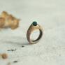 pierścionek zaręczynowy z drewna tekowego i zielonego dla niej