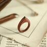 pierścionek z peridotem z czerwony wykonany z egzotycznego drewna sandałowego drewniany