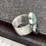 Oryginalny, masywny pierścionek wykonany ręcznie ze srebra próby 925 oraz fasetowanych kyanitów w dwóch kolorach. Srebrny
