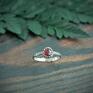 elegancki pierścionek srebrny flora z czerwonym turmalinem minimalistyczny