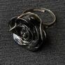 Czarna w pierścionku handmade uroczy prezent wykonany ręcznie oryginalny róża