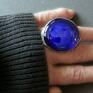 Kobaltowy pierścień niezwykły ze szkła ręcznie przetopionego miły prezent efektowny