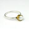 Elegancki, klasyczny pierścionek z naturalną, białą perłą w złoconej oprawie