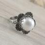 i białe i srebro - pierścionek 1769a r. 20 perła w srebrze