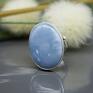białe pierścionek niebieski, "gołębi" opal, w którym widoczne są delikatne, jasne srebny