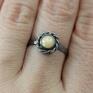 Piękny, delikatny pierścionek wykonany ręcznie ze srebra próby 925 i ślicznego opalu z Etopii. Kamień jest wielkości ok. 6 mm