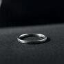 Minimalistyczny młotkowany pierścionek z kolekcji Basic, wykonany ręcznie ze srebra próby 925. Na prezent