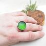 zielony pierścionek zieleń - ze szkłem na lato