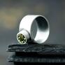 zielone pierścionek regulowany srebrny nowoczesny z pirytem z druzami