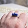 Surowy pierścionek idealny na prezent dla siebie lub kogoś bliskiego. Niebieski