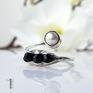 Surowy, srebrny, regulowany pierścień w kształcie srebrnego strączka ozdobionego spinelami i perłą słodkowodną. Metaloplastyka srebro