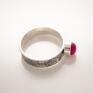 pomysł na prezentSrebrny pierścionek z agatem różowym - mały kamień z-kamieniem