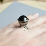 pierścionek na prezent black hole - awangardowy z czarną szklaną dla kobiety