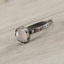Piękny, delikatny  pierścionek wykonany ręcznie ze srebra próby 925 i 999 oraz różowego kwarcu wielkości ok. 8 mm. Kwarc ma. Srebrny