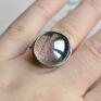 Piękny, surowy pierścionek stworzony od podstaw ręcznie z miedzi pokryty cyną ekologiczną (nie zawiera ołowiu ani niklu ) ze szkłem