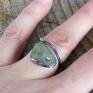regulowany z kamieniem: zielony - kamień kjanit duży pierścionek pomysł na prezent