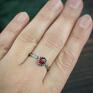 elegancki srebrny pierścionek flora z czerwonym delikatny z turmalinem