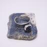Srebrny pierścionek gnieciony z lapis lazuli - regulowany na prezent awangardowy