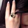 Ręcznie robiony regulowany pierścionek z wysokiej jakości grafiką pokrytą wypukłym, powiększającym szkiełkiem. Mondrian