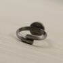 Uroczy pierścionek wykonany ręcznie ze srebra próby 925 i naturalnego kamienia księżycowego średnicy ok. 10 mm, wysokości ok