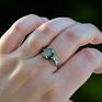 Wyjątkowy pierścionek, w którego sercu lśni labradoryt mieniący się złoto zielonym odcieniami. Fasetowany kamień
