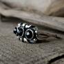 awangardowy pierścień pierścionek srebrny craneo - ze spinelami