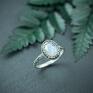 srebrny pierścionek niebieskie z kamieniem księzycowym w koronce