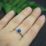 srebrny pierścionek niebieskie z lapis lazuli i złotą kulką