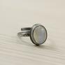 Uroczy, delikatny pierścionek wykonany ręcznie ze srebra próby 925 i naturalnego kamienia księżycowego wielkości ok. 11x9 mm. Oksydowane