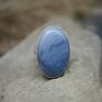 Niebieski opal pierścionek "Manir" - z opalem szeroka obrączka