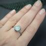 białe srebrny pierścionek z kamieniem i zdobioną kamień ksieżycowy