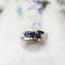 niebieskie kamienie kianit biżuteria urokliwy pierścionek z kianitami o pięknej niebieskiej barwie srebrny