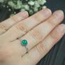 zielony z zielonym w srebrnej koronce pierścionek z chalcedonem