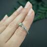 srebrny pierścionek kolorowe opalem i obrączką zdobioną w róże