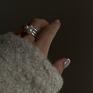 Srebrny pierścionek z perłą SWAROVSKI® CRYSTAL w kolorze białym White. Wykonany ze srebra 925