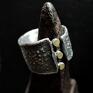 Srebro i złoto - pierścionek. Pr. 925, oksydowane, przetarte. 24k, kropki nieregularne o srednicy ok. 3x4 mm. Regulowany