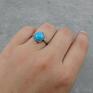 Klasyczny pierścionek z pięknym kamieniem. Wykonałam go ze srebra próby 925 oraz turkusu o czystej, intensywnej barwie. Pastelowy
